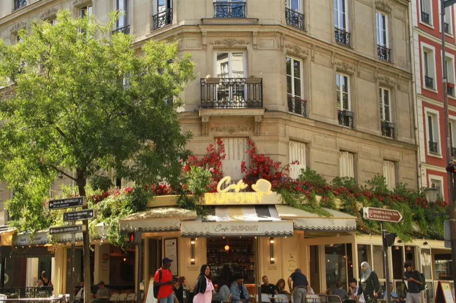 La terrasse du Café Dupont, angle de la rue Brochant