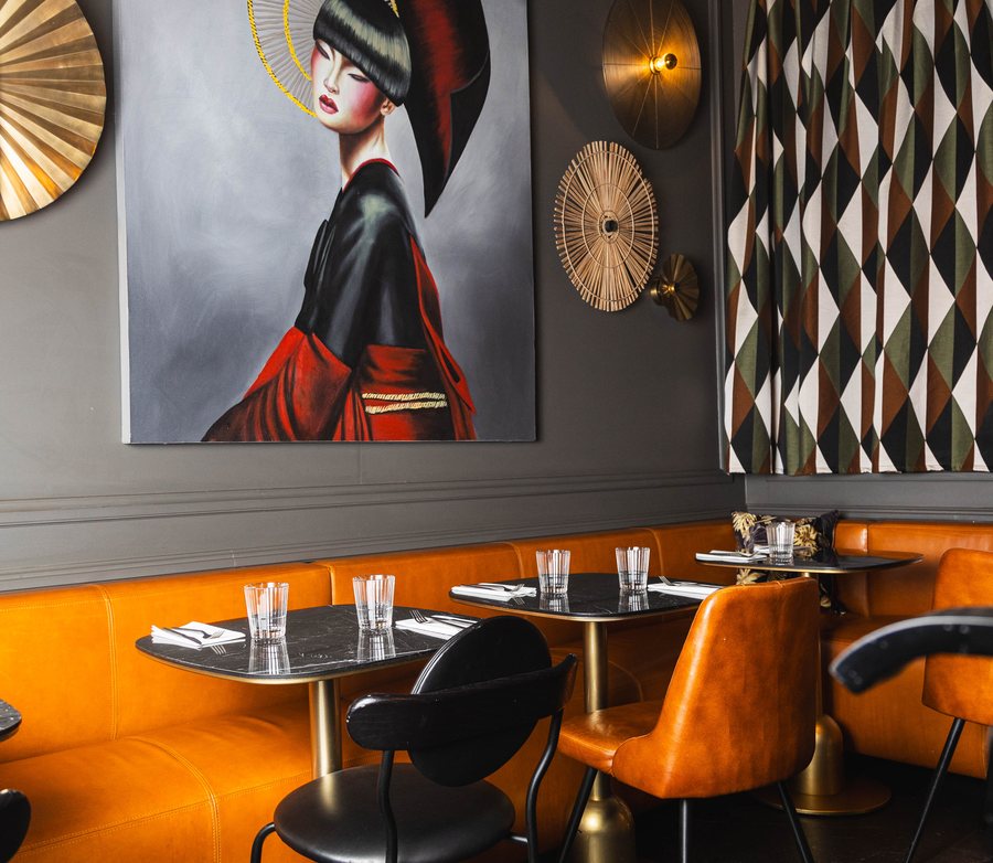 L'Alcove des Pipelettes du Boulevard, son tableau et ses banquettes orange