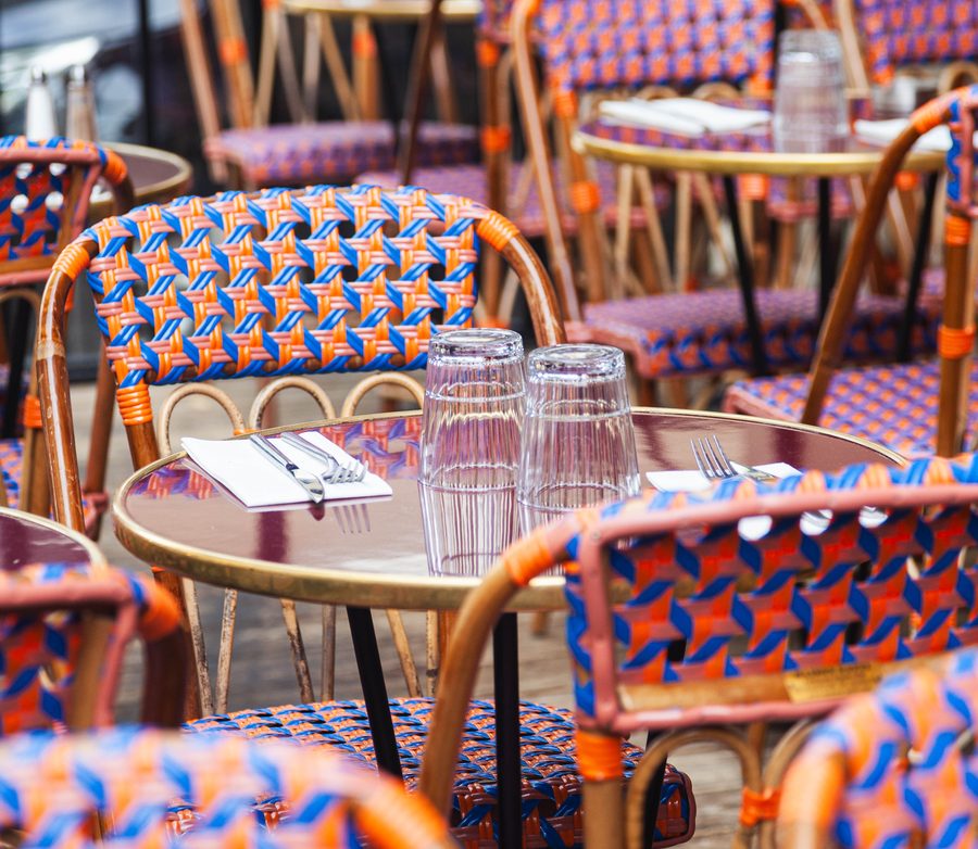 La terrasse des Pipelettes du Boulevard, tables dressées sous les stores
